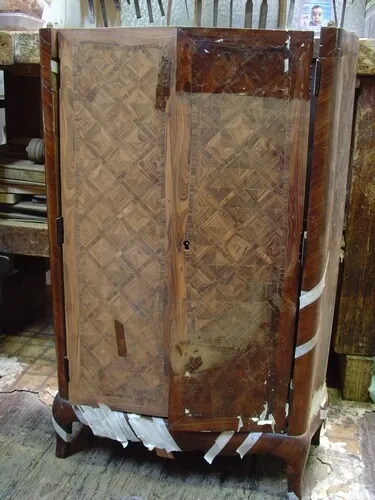 Avant restauration Avant restauration. Restauration à Paris - Vincennes d'une armoire d'époque Louis XV
