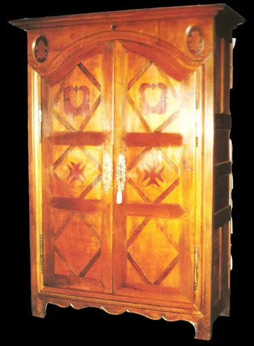 Armoire de la vallée de la Rance. Milieu du XVIII ème siècle Armoire de la vallée de la Rance. Milieu du XVIII ème siècle