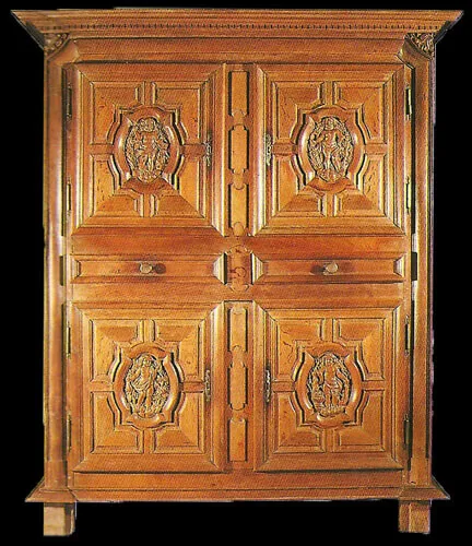Armoire dite à quatre portes. Celle-ci est dite de Pierre Corneille et daterait de 1660 Armoire dite à quatre portes. Celle-ci est dite de Pierre Corneille et daterait de 1660