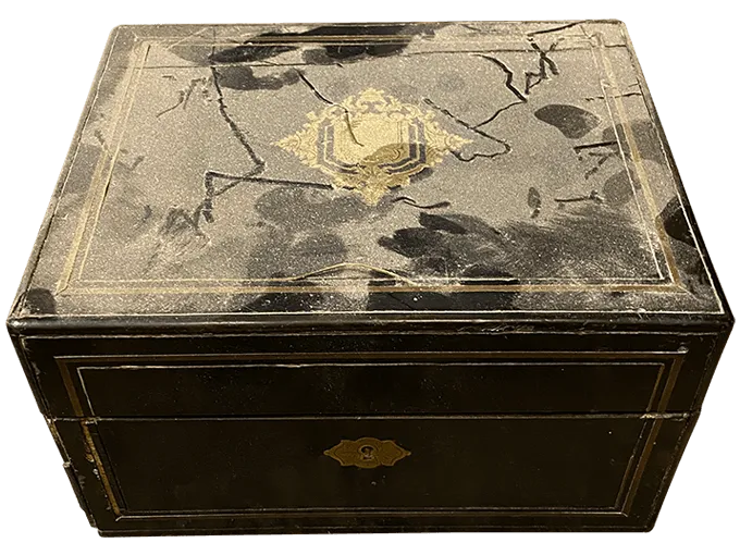 Avant restauration. Boîte d'époque Napoléon III Avant restauration. Restauration à Paris - Vincennes d'une Boîte d'époque Napoléon III