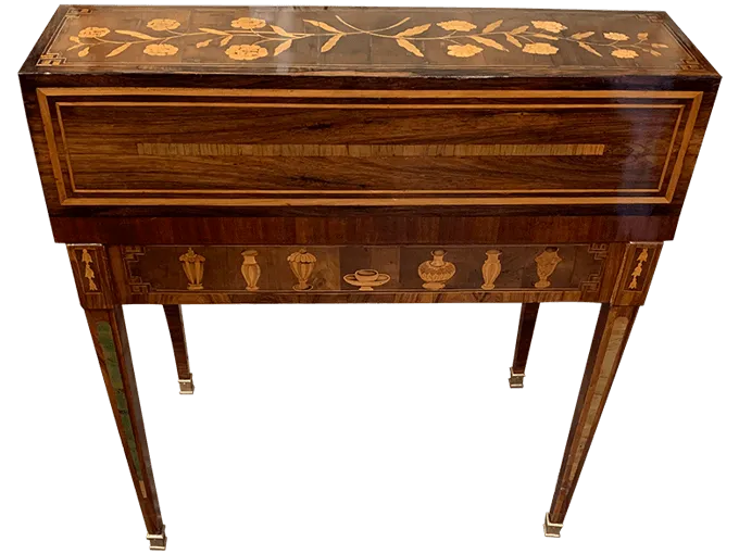 Après restauration. Bonheur du jour d'époque Louis XVI. Attribué à Topino Après restauration. Restauration à Paris - Vincennes d'un Bonheur du jour d'époque Louis XVI. Attribué à Topino