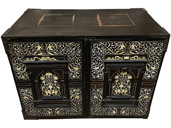 Avant restauration. Cabinet du XVII ème siècle Avant restauration. Restauration à Paris - Vincennes d'un cabinet du XVII ème siècle