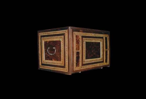 Après restauration. Cabinet d'époque Louis XIV Avant restauration. Restauration à Paris - Vincennes d'un cabinet d'époque Louis XIV
