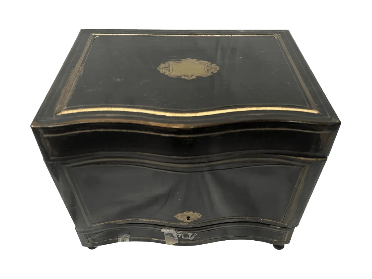 Avant restauration. Cave à liqueur d'époque Napoléon III Avant restauration. Cave à liqueur d'époque Napoléon III