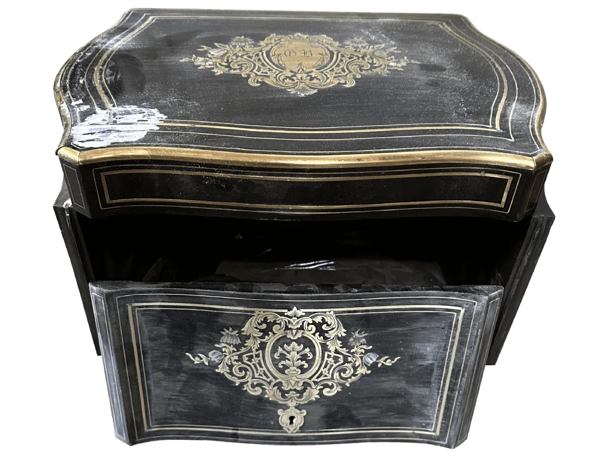 Avant restauration. Cave à liqueur d'époque Napoléon III Avant restauration. Cave à liqueur d'époque Napoléon III