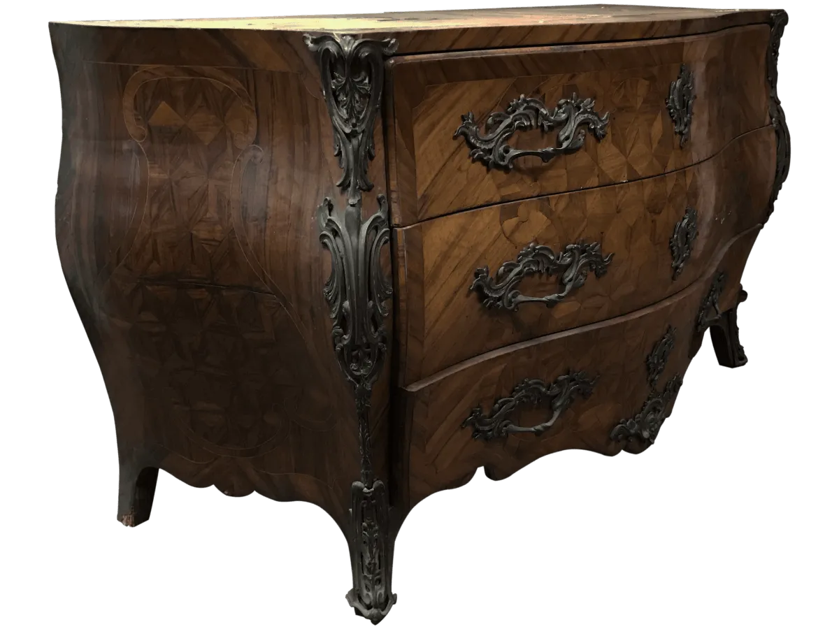 Avant restauration. Commode Louis XV Avant restauration. Restauration à Paris - Vincennes d'une commode Louis XV