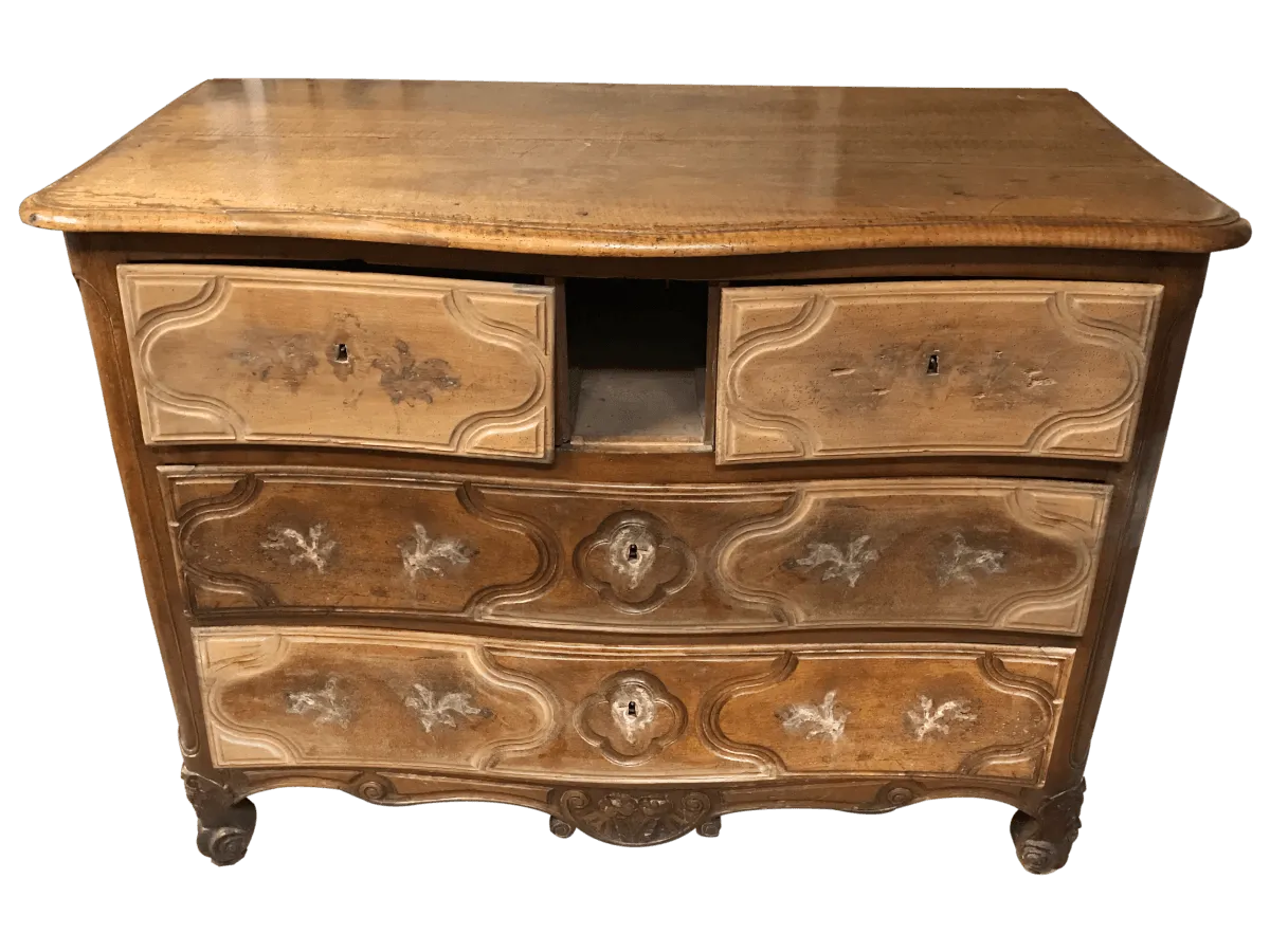 Avant restauration. Commode d'époque Louis XV Avant restauration. Restauration à Paris - Vincennes d'une commode d'époque Louis XV