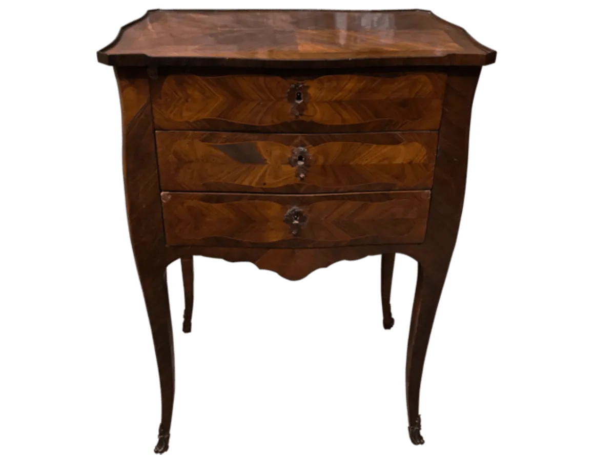 Avant restauration. Commode Louis XV Avant restauration. Restauration à Paris - Vincennes d'une commode Louis XV