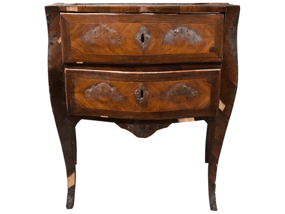 Avant restauration. Commode d'époque Louis XV Avant restauration. Restauration à Paris - Vincennes d'une commode d'époque Louis XV