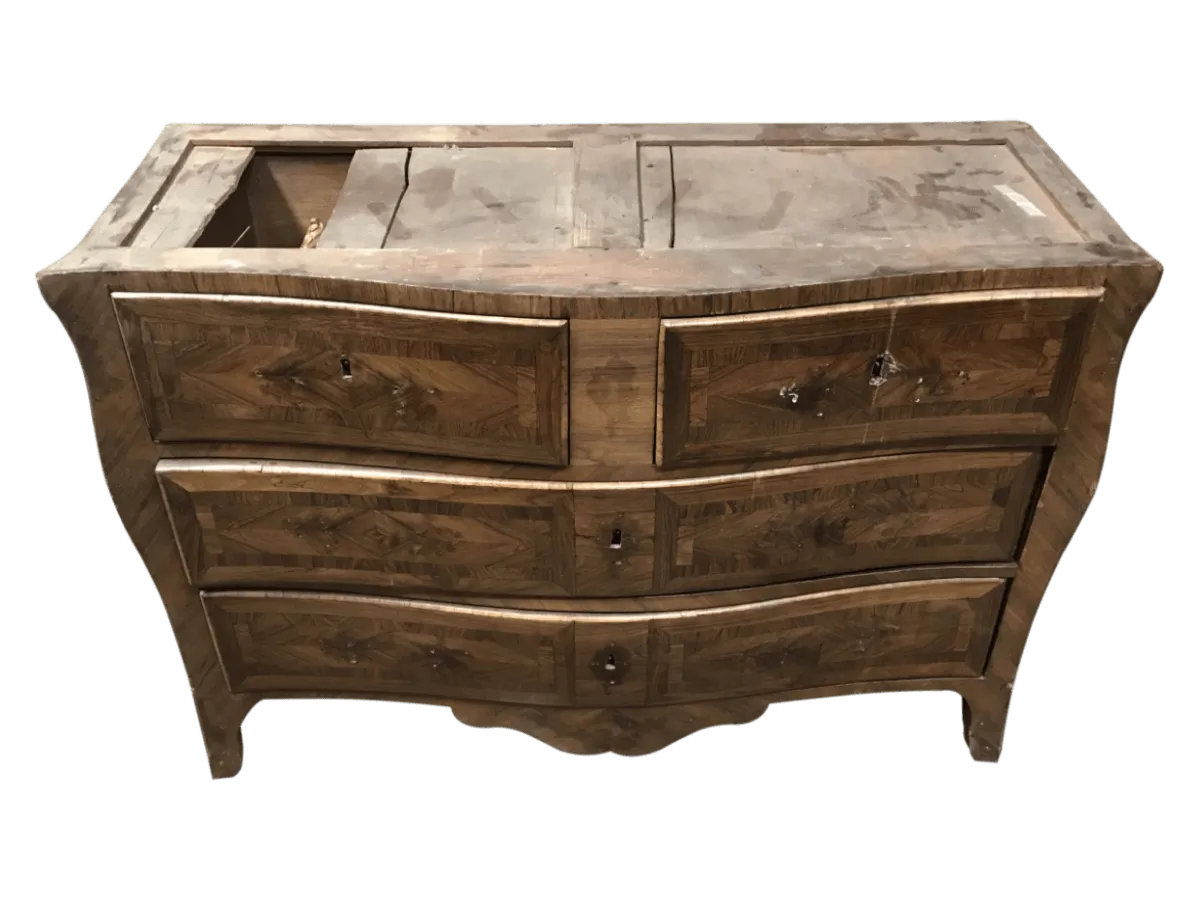 Avant restauration. Commode d'époque Louis XV Avant restauration. Restauration à Paris - Vincennes d'une commode d'époque Louis XV
