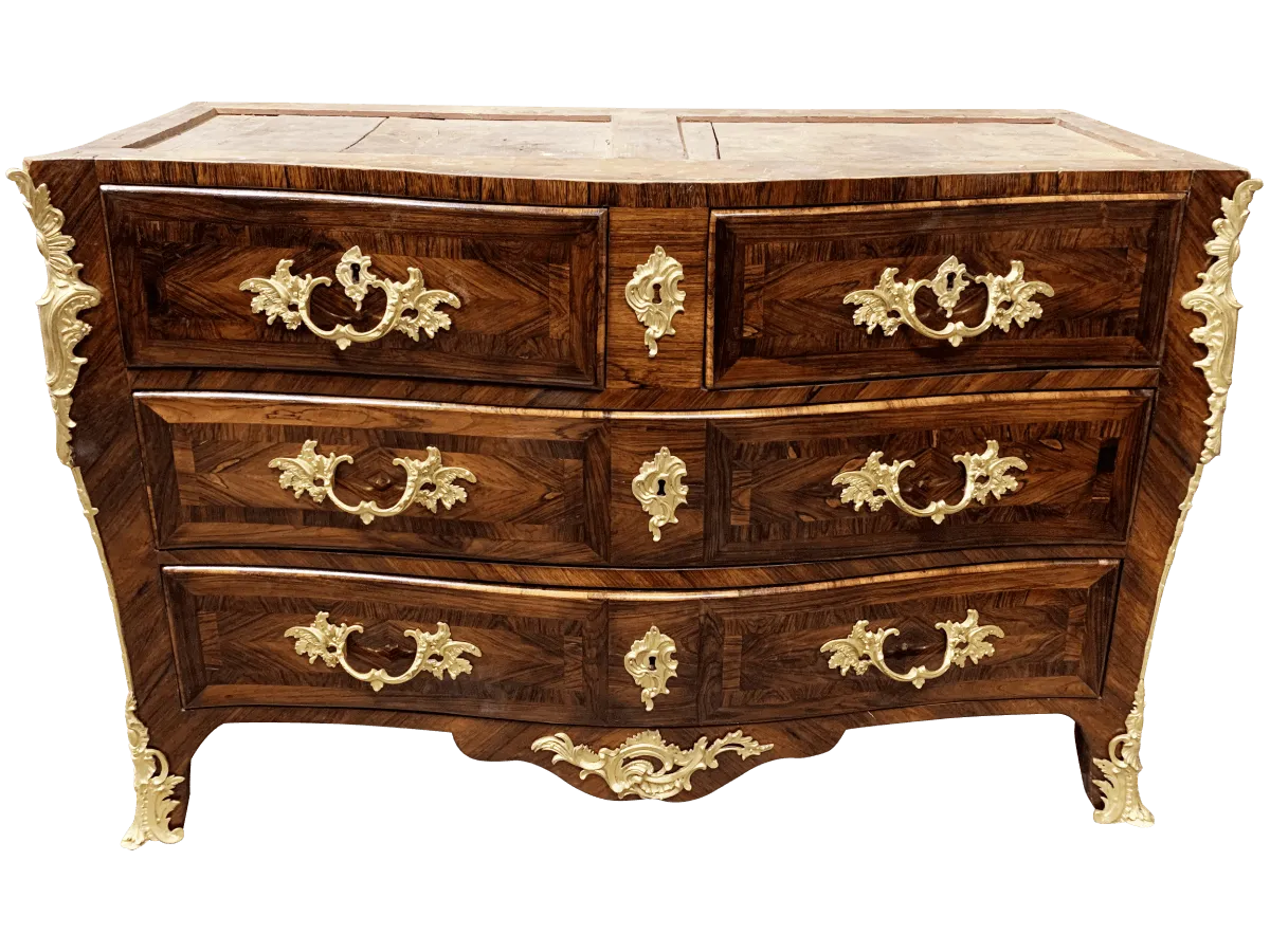 Après restauration. Commode d'époque Louis XV Après restauration. Restauration à Paris - Vincennes d'une commode d'époque Louis XV