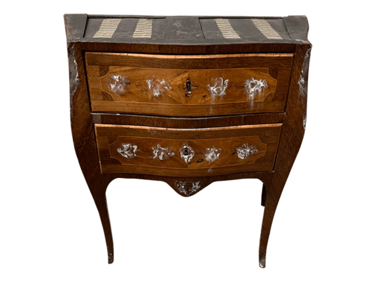 Avant restauration. Commode d'époque Louis XV Avant restauration. Restauration à Paris - Vincennes d'une commode d'époque Louis XV