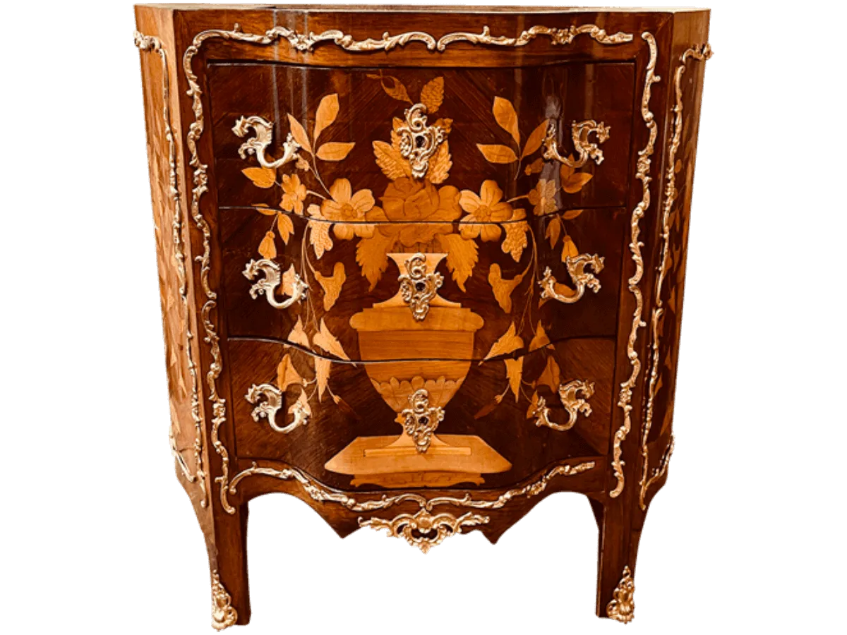 Après restauration. Commode de style Louis XV Après restauration. Restauration à Paris - Vincennes d'une commode de style Louis XV