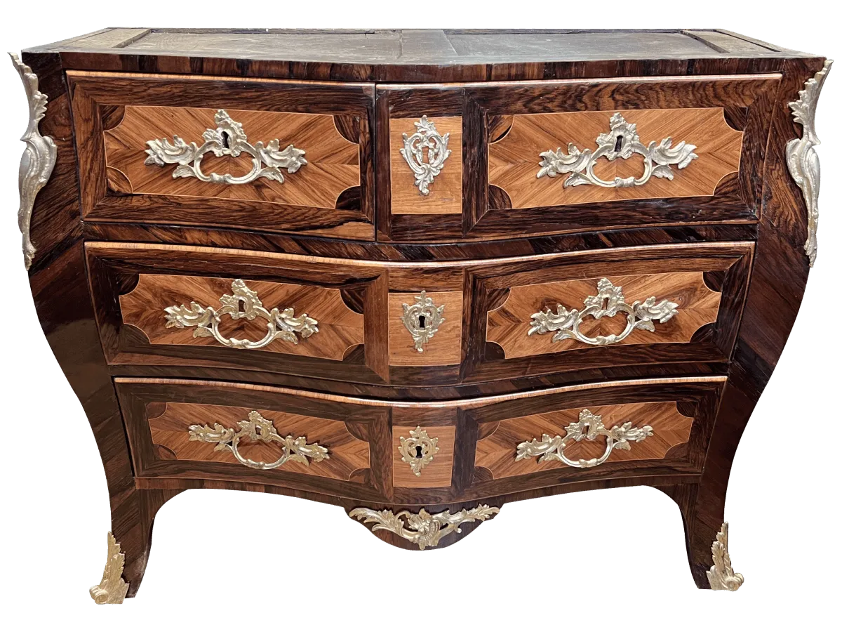 Après restauration. Commode d'époque Louis XV Après restauration. Restauration à Paris - Vincennes d'une commode d'époque Louis XV