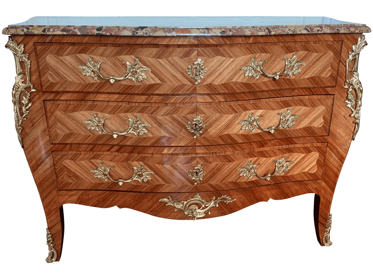 Après restauration. Commode de style Louis XV Après restauration. Restauration à Paris - Vincennes d'une commode de style Louis XV