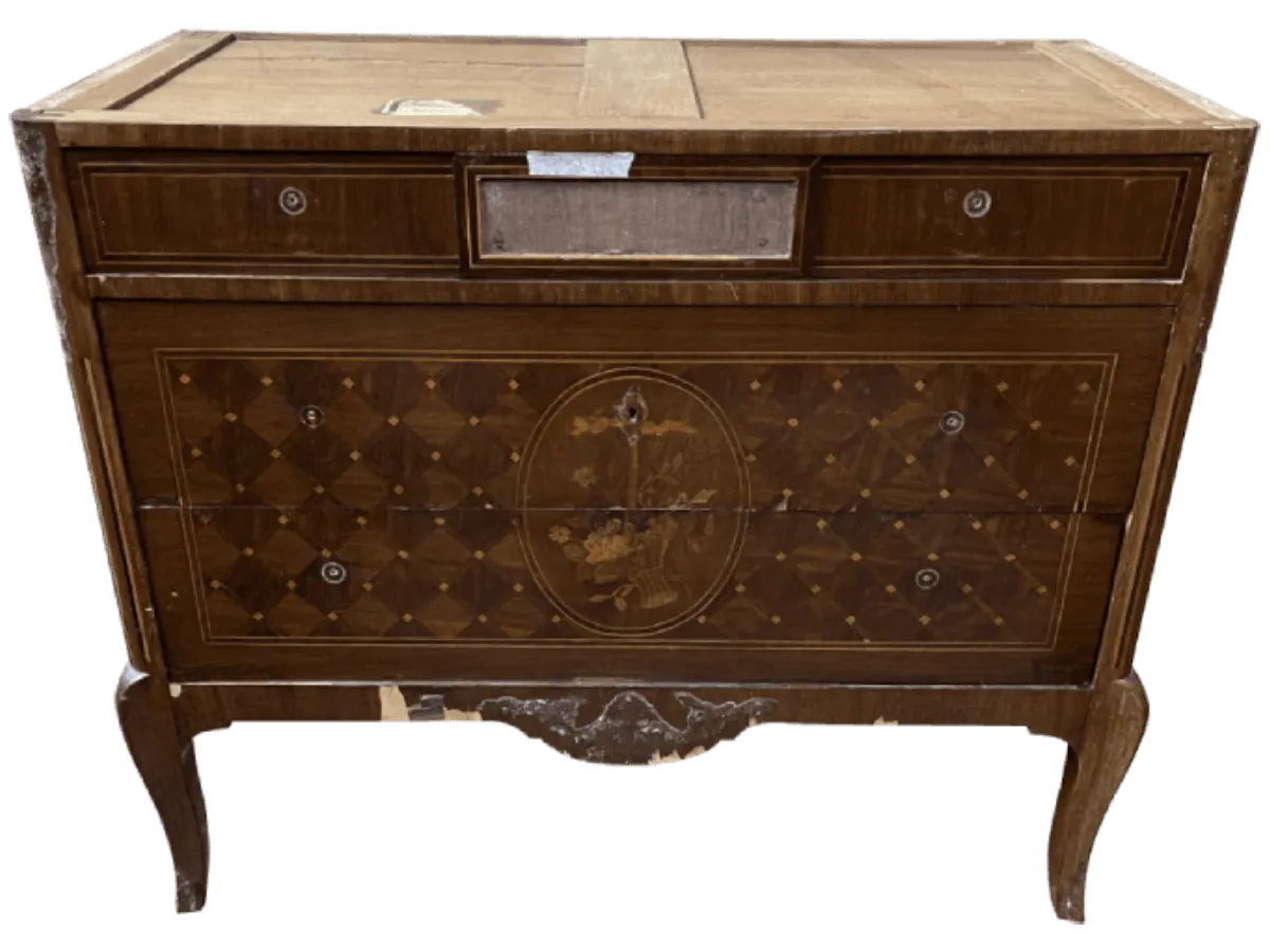 Avant restauration. Commode de style Transition Louis XV - Louis XVI Avant restauration. Restauration à Paris - Vincennes d'une commode de style Transition Louis XV - Louis XVI