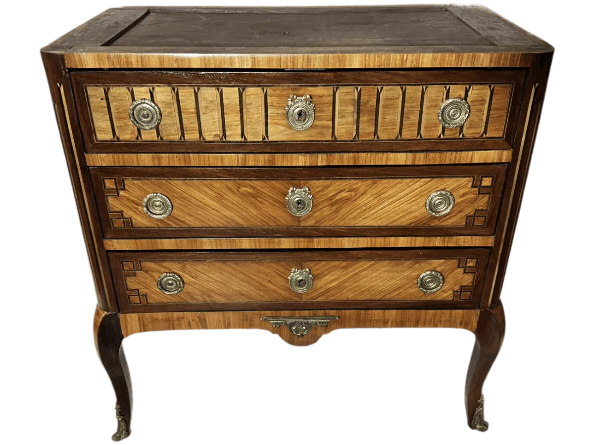 Après restauration. Commode de style Transition Louis XV - Louis XVI Après restauration. Restauration à Paris - Vincennes d'une commode de style Transition Louis XV - Louis XVI