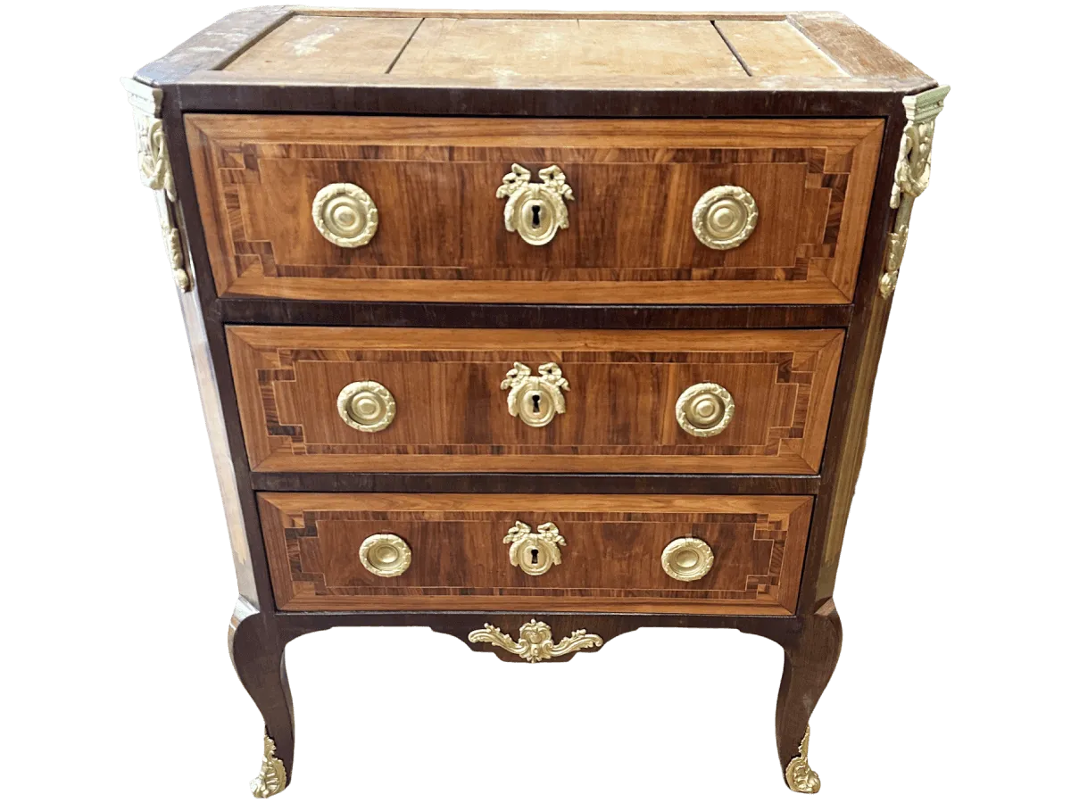 Après restauration. Commode de style Transition Louis XV - Louis XVI Après restauration. Restauration à Paris - Vincennes d'une commode de style Transition Louis XV - Louis XVI