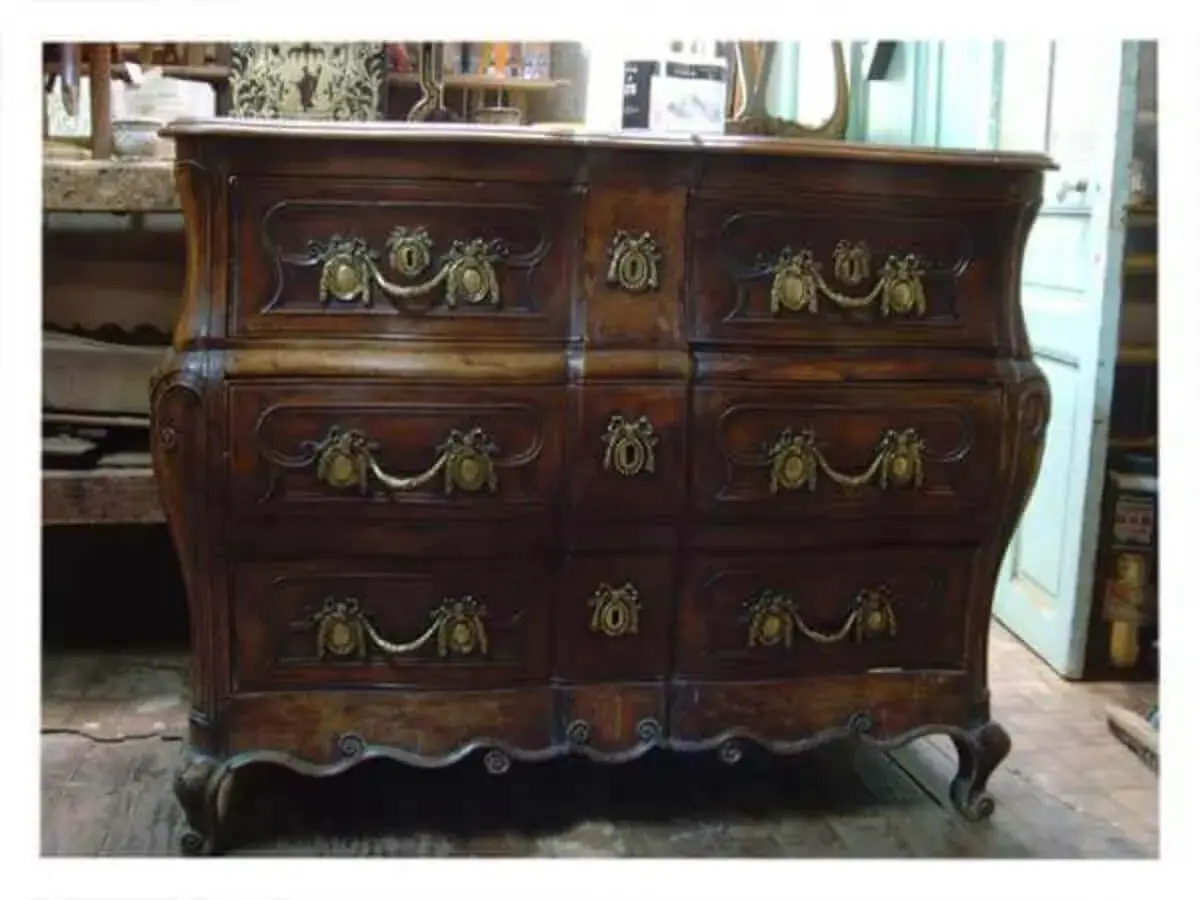 Avant restauration. Commode Louis XV Avant restauration. Restauration à Paris - Vincennes d'une commode Louis XV