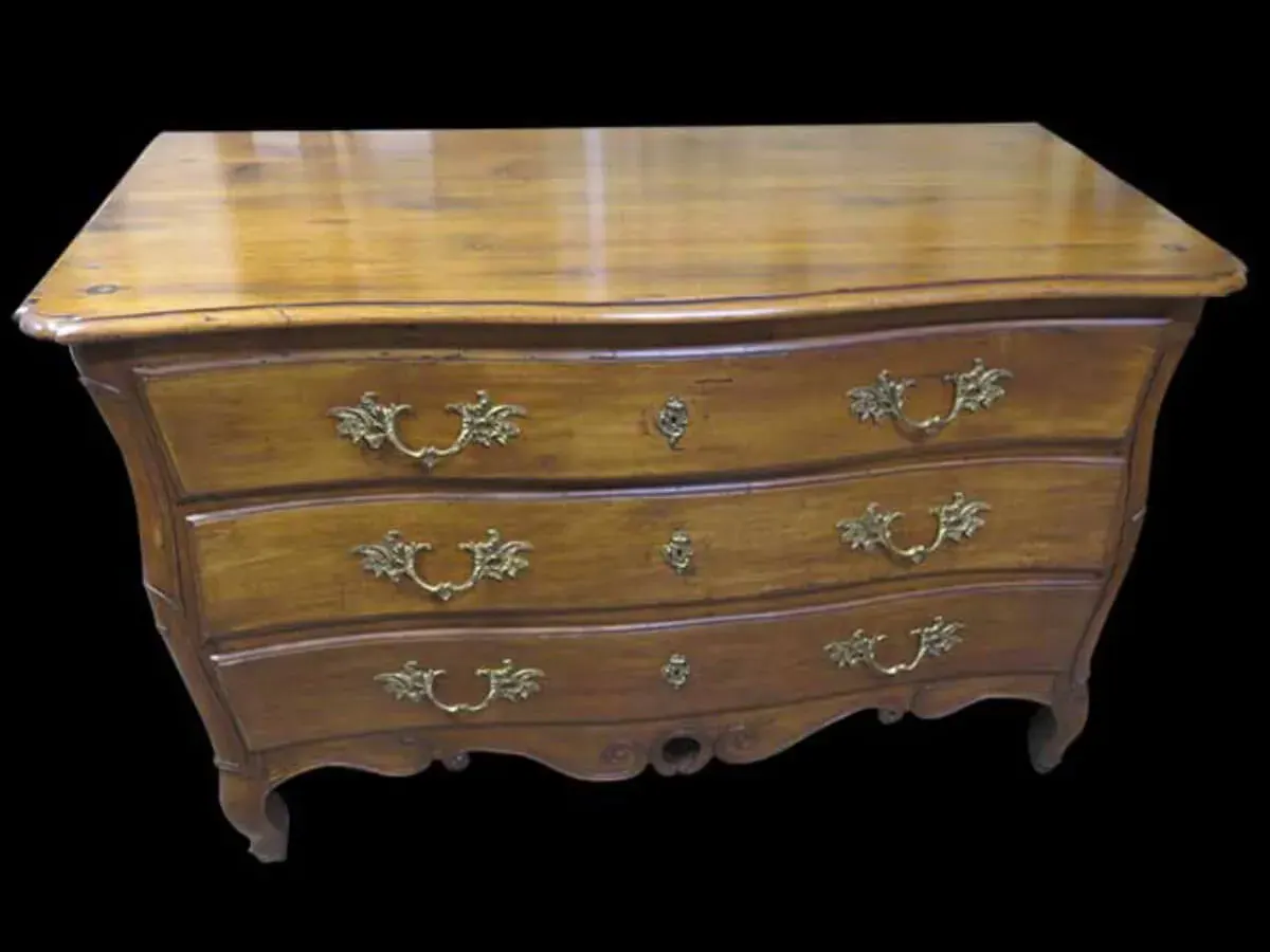 Après restauration. Commode Louis XV Après restauration. Restauration à Paris - Vincennes d'une commode Louis XV