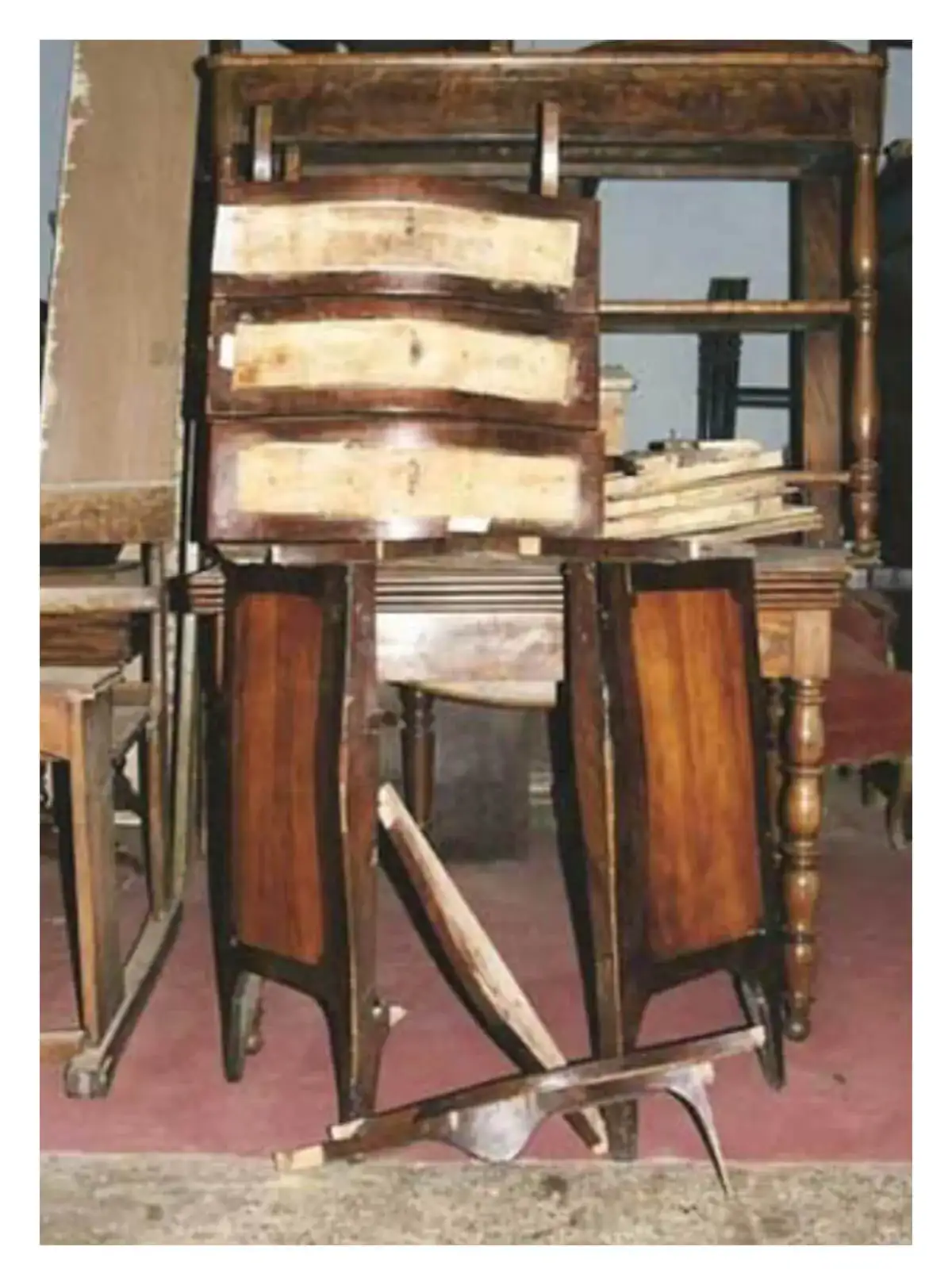 Avant restauration. Commode Louis XV Avant restauration. Restauration à Paris - Vincennes d'une commode Louis XV