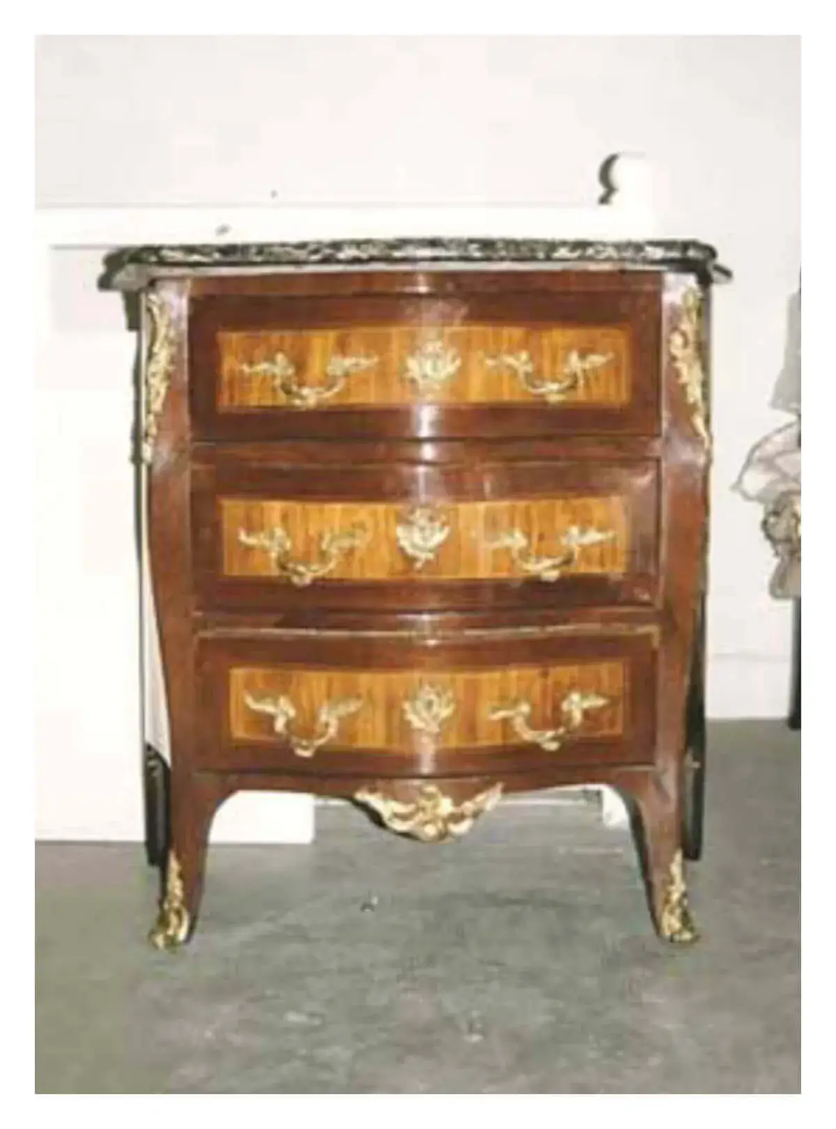 Après restauration. Commode Louis XV Après restauration. Restauration à Paris - Vincennes d'une commode Louis XV
