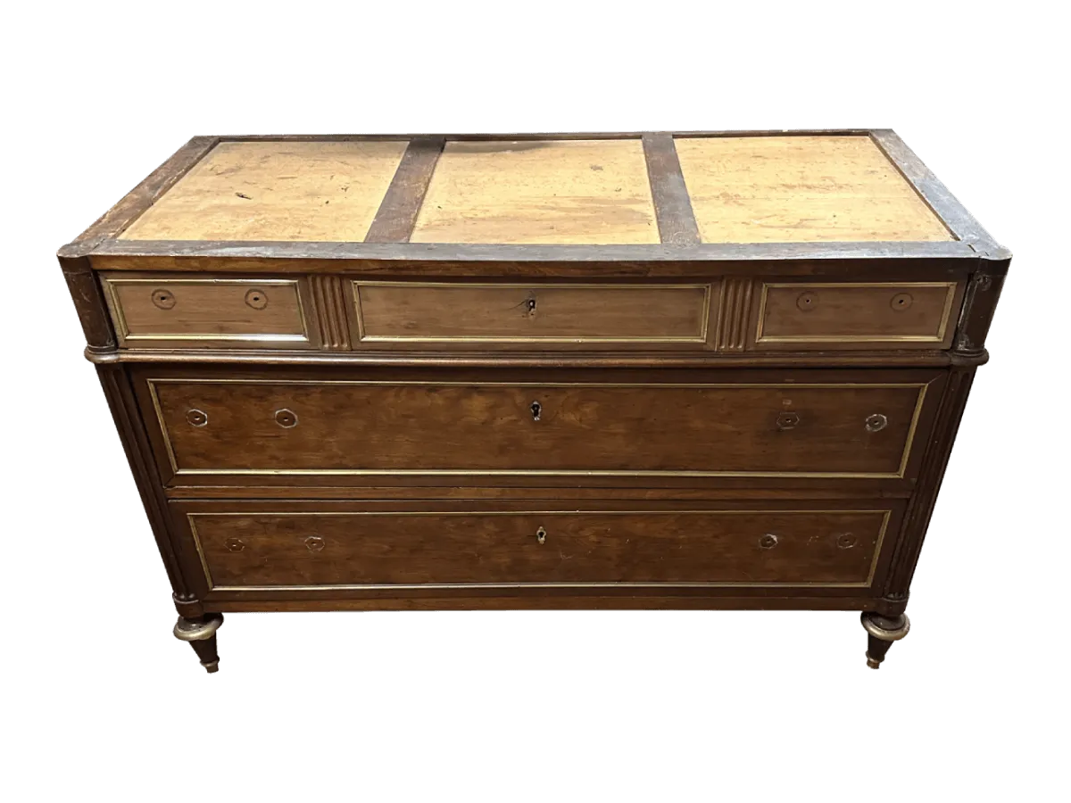 Avant restauration. Commode d'époque Louis XVI Avant restauration. Restauration à Paris - Vincennes d'une commode d'époque Louis XVI