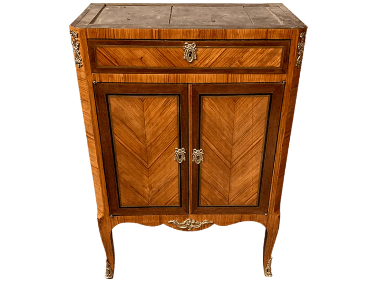 Après restauration. Commode de style Transition Louis XV - Louis XVI Après restauration. Restauration à Paris - Vincennes d'une commode de style Transition Louis XV - Louis XVI