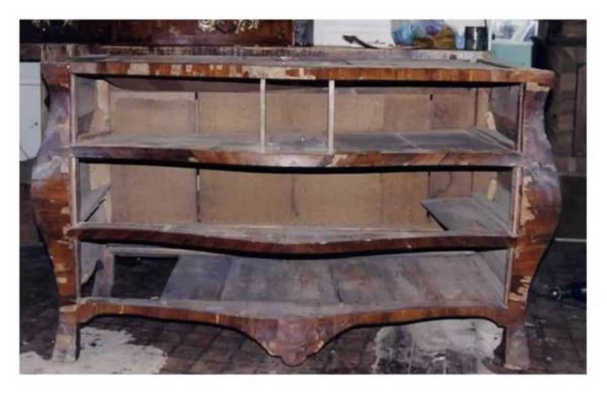 Avant restauration. Commode Transition Louis XV-Louis XVI Avant restauration. Restauration à Paris - Vincennes d'une commode Transition Louis XV-Louis XVI
