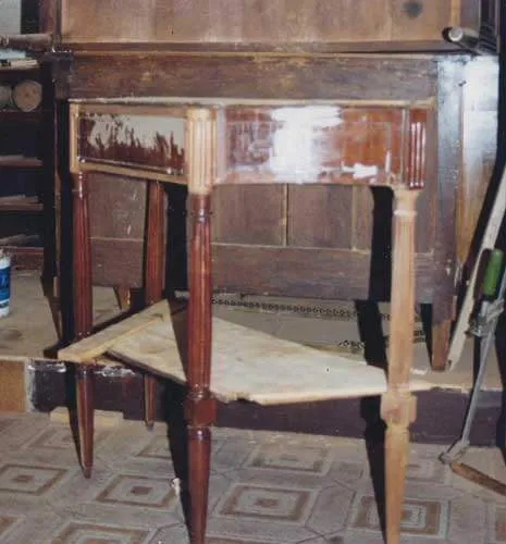 Avant restauration. Console Louis XVI Avant restauration. Restauration à Paris - Vincennes d'une console Louis XVI