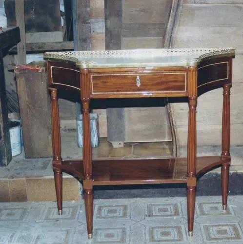 Après restauration. Console Louis XVI Après restauration. Restauration à Paris - Vincennes d'une console Louis XVI