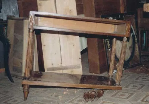 Avant restauration. Console Directoire Avant restauration. Restauration à Paris - Vincennes d'une console Directoire