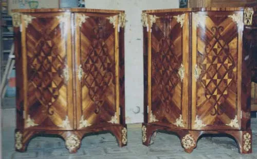 Après restauration. Encoignures d'époque Louis XV Après restauration. Restauration à Paris - Vincennes d'une encoignures d'époque Louis XV
