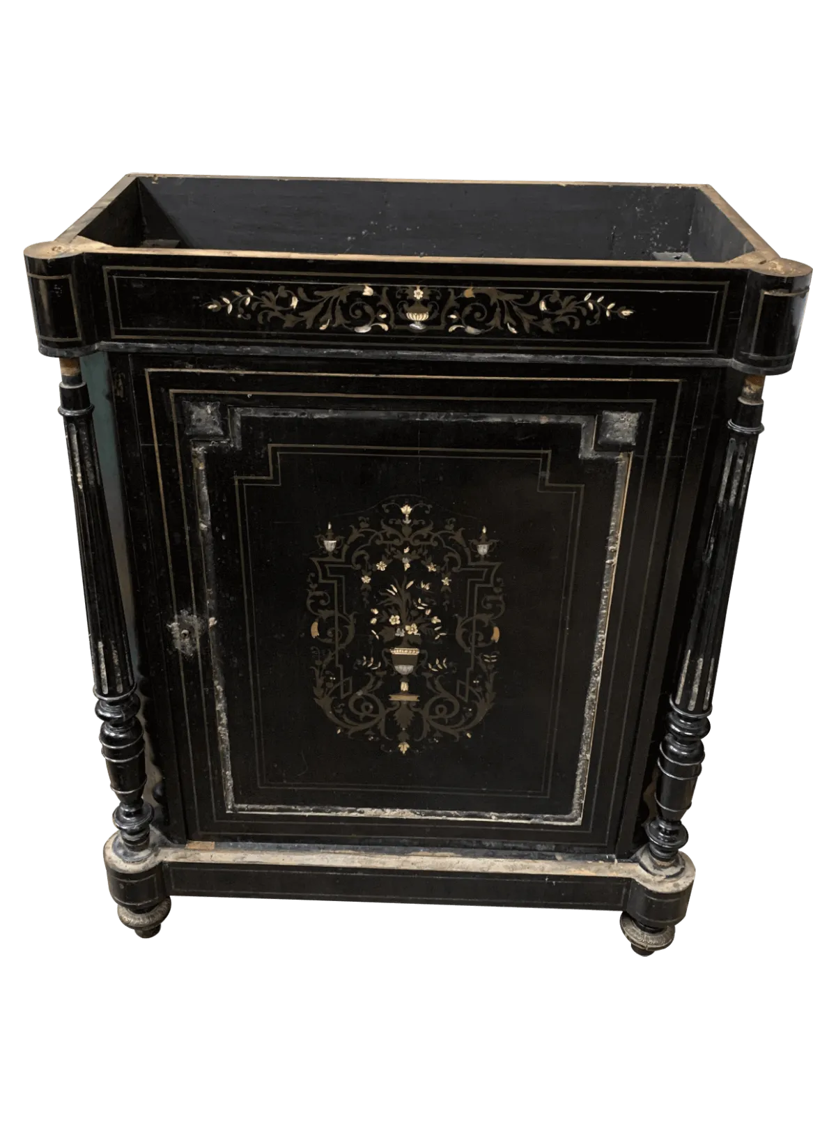 Avant restauration. Meuble d'appui d'époque Napoléon III Avant restauration. Restauration à Paris - Vincennes d'un meuble d'appui d'époque Napoléon III