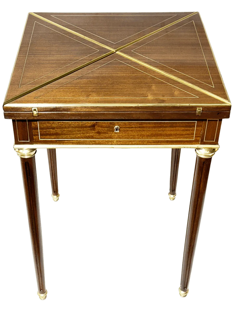 Après restauration. Table à jeux de style Louis XVI Après restauration. Restauration à Paris - Vincennes d'une table à jeux de style Louis XVI