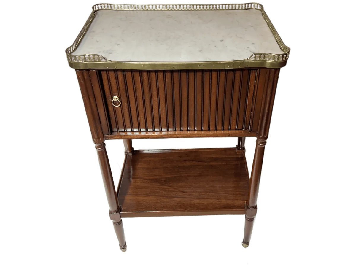 Après restauration. Table de nuit d'époque Louis XVI Après restauration. Restauration à Paris - Vincennes d'une table de nuit d'époque Louis XVI